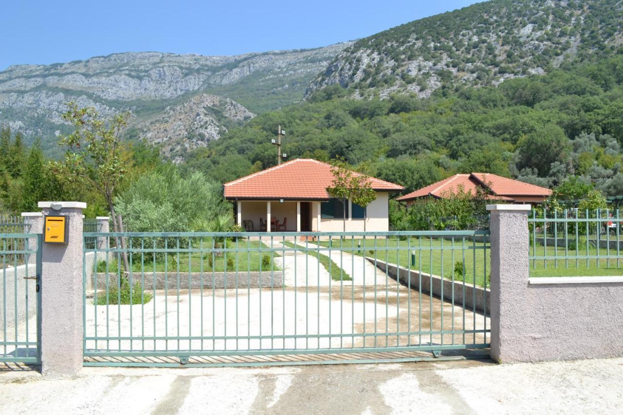 Guest House Radulovic Petrovac Exterior photo